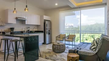 Departamento Confort, vista a la alberca | Área de sala de estar