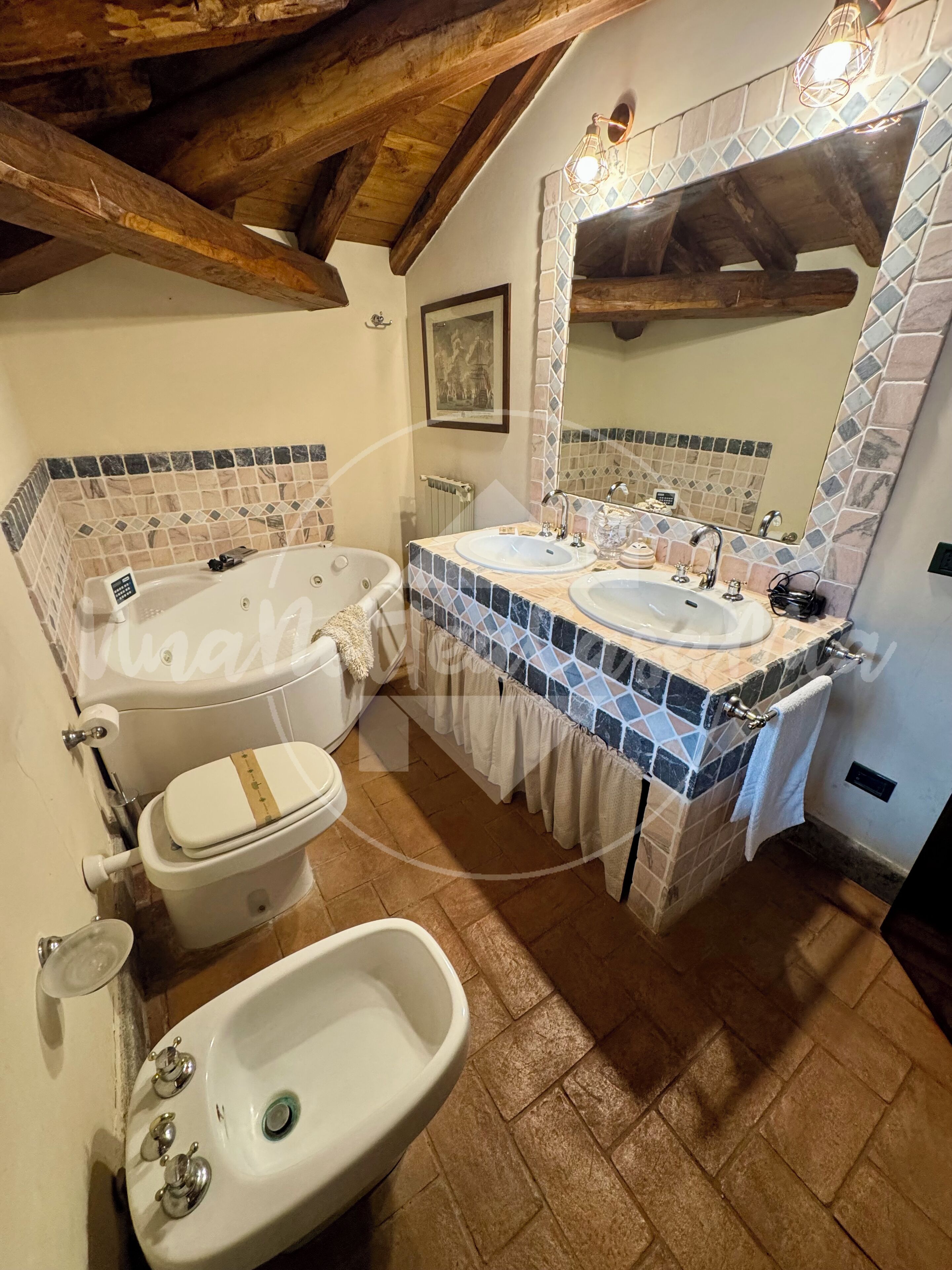 Een douche, een haardroger, een bidet, handdoeken