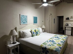 1 Schlafzimmer, Zimmersafe, Schreibtisch, Bügeleisen/Bügelbrett
