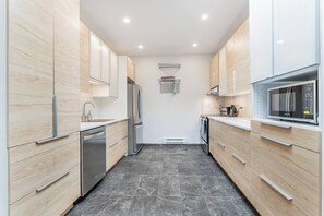 Grand réfrigérateur, micro-ondes, four, lave-vaisselle