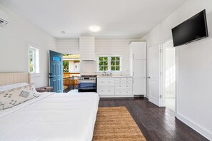 2 bedrooms, free WiFi, bed sheets - Casita Blanca • Moroccan Oasis + Heated Pool (West Palm Beach)