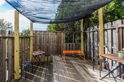 Cozy Crib in charming Fishtown with AC, WiFi, Washer/Dryer, Private Roof Deck