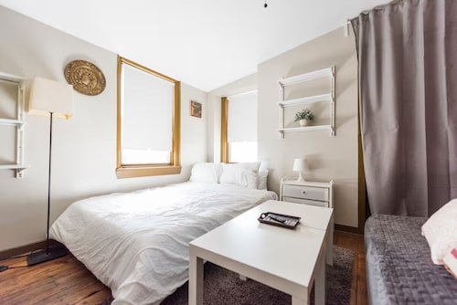 Cozy Crib in charming Fishtown with AC, WiFi, Washer/Dryer, Private Roof Deck