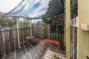 Outdoor dining - Cozy Crib in charming Fishtown with AC, WiFi, Washer/Dryer, Private Roof Deck (Philadelphia)