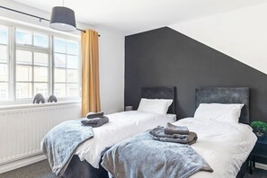 3 عدّة غرف نوم ومكواة/لوح كي وواي فاي وملاءات أسرّة