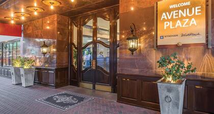 Superbowl Sat-Tue! 1 br Sleeps 4 w/ Kitchen in New Orleans on streetcar route!