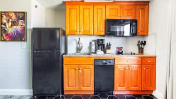 Réfrigérateur, micro-ondes, plaque de cuisson, lave-vaisselle