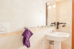 Shower, hair dryer, bidet, towels - Detached Chalet Sea View (Gaeta)