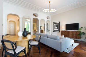 Interior - Boutique Rentals - THE CLéRiGoS Apt w/ patio (Porto)