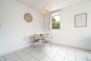 Dining - Coastal Comfort for Four (Le Grau-du-Roi)