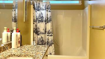 Haartrockner, HandtĂŒcher, Seife, Shampoo