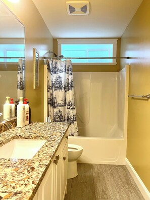 Hair dryer, towels, soap, shampoo - Hope's Happy Suite beautiful ocean views (Nanaimo)