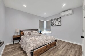 2 室のベッドルーム、アイロン / アイロン台、WiFi、ベッドシーツ