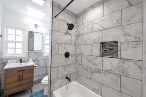 Toallas y papel de baño 