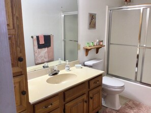 Secadora de cabello, toallas, jabón, shampoo