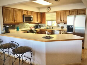 Refrigerador, microondas, horno y parrilla de estufa 