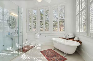 Hair dryer, towels, soap, toilet paper - Gorgeous & Elegant Home In Uptown New Orleans! (New Orleans)