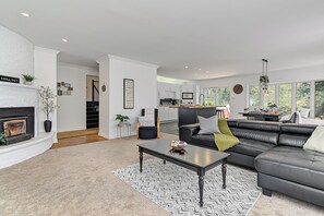 Smart TV, chimenea y futbolito 