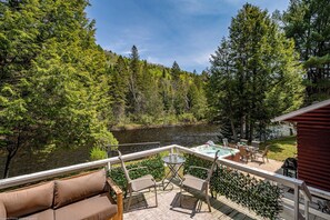 Terrace/patio - Beautiful riverside cottage and spa! (Saint-Côme)