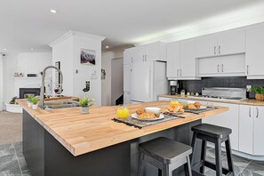 Fridge, microwave, oven, stovetop - Beautiful riverside cottage and spa! (Saint-Côme)