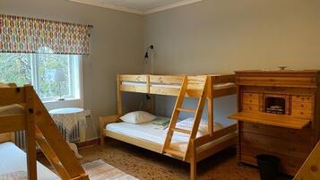 Sovsal - utsikt mot trädgården | Gratis wi-fi och sängkläder