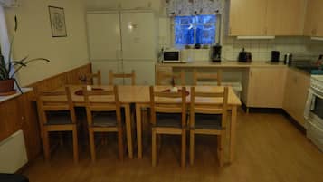 Full-sized fridge, microwave, oven, stovetop