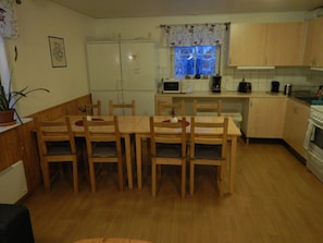 Full-sized fridge, microwave, oven, stovetop