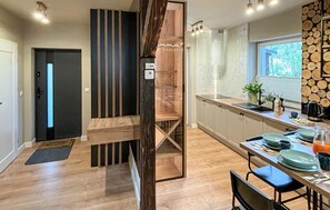 Kühlschrank, Ofen, Geschirrspüler, Kochgeschirr/Geschirr/Besteck