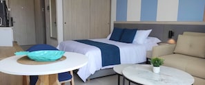 1 chambre, coffre-fort, fer et planche à repasser