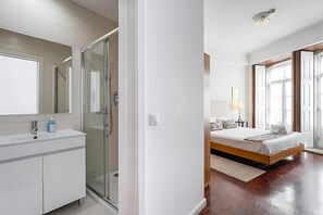 Shower, hair dryer, towels, soap - Office Residence One (Oporto)