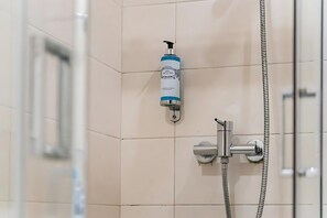 تجهيزات دش، مجففات شعر، مناشف، صابون