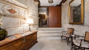 A hallway with a wooden desk, a lamp, and two chairs. - Office Residence Two (Oporto)