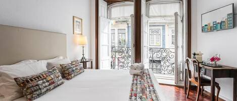 1 habitación, tabla de planchar con plancha y cuna de viaje