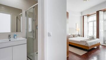 Douche, sĂšche-cheveux, serviettes fournies, savon