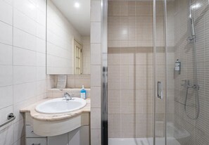 Shower, hair dryer, towels, soap - Office Residence Five (Oporto)