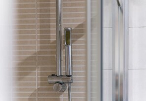 Dusj, hårføner, håndklær og såpe