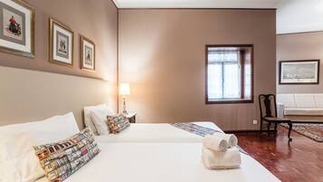 1 habitación, tabla de planchar con plancha y cuna de viaje