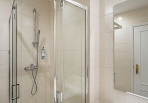 Ducha, secador de pelo, toallas y jabón