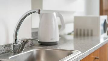 Coffee/tea maker, electric kettle, cookware/dishes/utensils