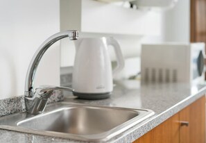 Cafetera o tetera y utensilios de cocina