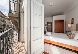 1 habitación, tabla de planchar con plancha, wifi gratis y ropa de cama