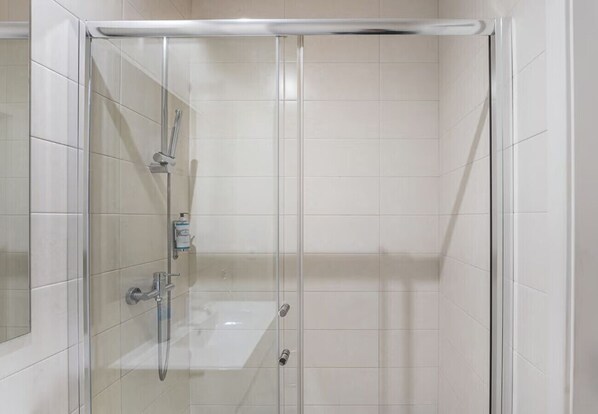 Een douche, een haardroger, handdoeken, zeep