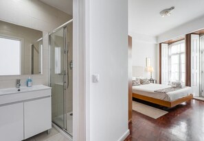 Een douche, een haardroger, handdoeken, zeep