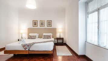 1 habitación, tabla de planchar con plancha y cuna de viaje