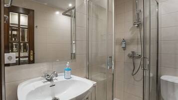 Douche, sĂšche-cheveux, serviettes fournies, savon