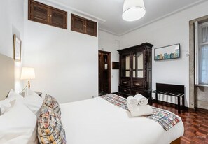 1 habitación, tabla de planchar con plancha y cuna de viaje 