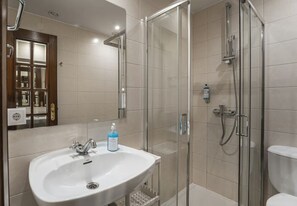 Een douche, een haardroger, handdoeken