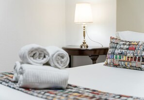 1 chambre, fer et planche à repasser, lit de bébé portatif