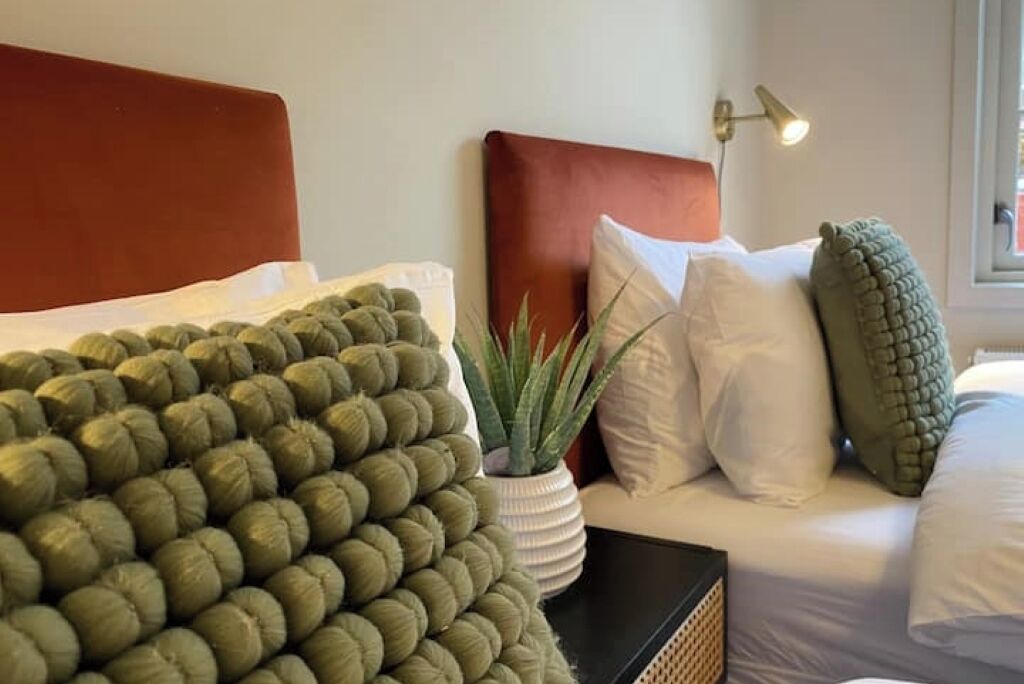 2 makuuhuonetta, tallelokero huoneessa, työpöytä, silitysrauta/-lauta