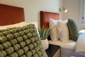 2 makuuhuonetta, tallelokero huoneessa, työpöytä, silitysrauta/-lauta